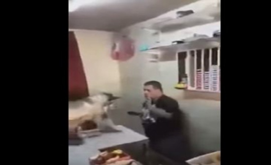 بالفيديو: مجموعة شبان بالأردن يمارسون إنحطاطاً إنسانياً بحق شاب يعاني من "متلازمة داون"