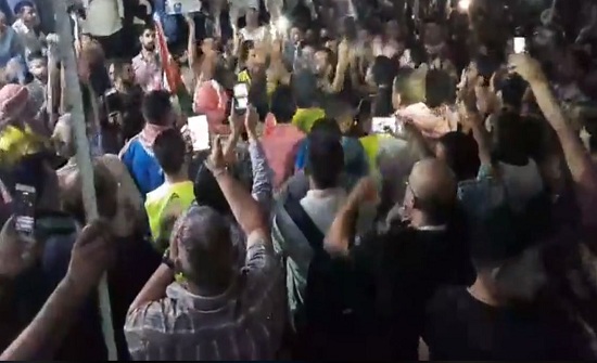 بالصور : احتجاج امام نقابات إربد ضد الضريبة