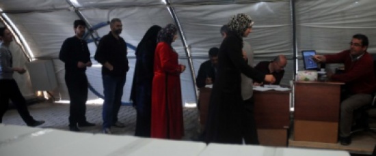 بالصور : أوّل انتخاب خارج سوريا.. لاجئون يصوّتون لـ"مخاتير" المخيم بالصور : أوّل انتخاب خارج سوريا.. لاجئون يصوّتون لـ"مخاتير" المخيم