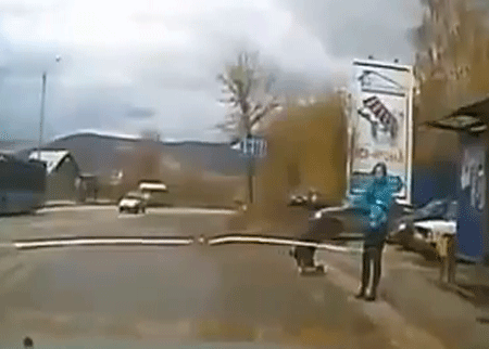 امرأة تسهو عن عربة طفلها