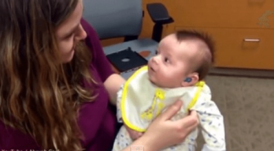 بالفيديو: رضيع أصم يسمع صوت والدته للمرة الأولى