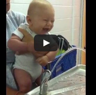 طفل الماء الضاحك !!