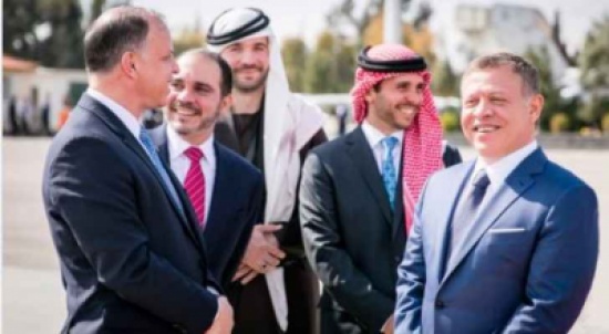 الملك ينشر على "تويتر" صورة تجمعه بالأمراء