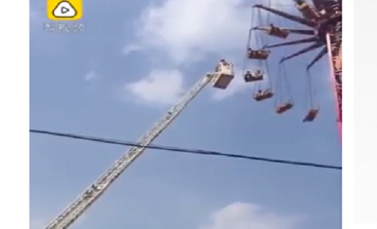 تعطل لعبة ملاهي يترك الركاب عالقين في الهواء (فيديو) تعطل لعبة ملاهي يترك الركاب عالقين في الهواء (فيديو)