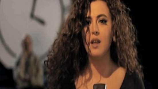 مغنية لبنانية تدخل أنغاماً شرقية على أغنية لأزنافور