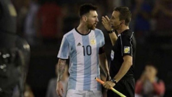 فيديو: ميسي ينفجر ويهين الحكم المساعد.. والفيفا تقرر إيقافة 4 مباريات