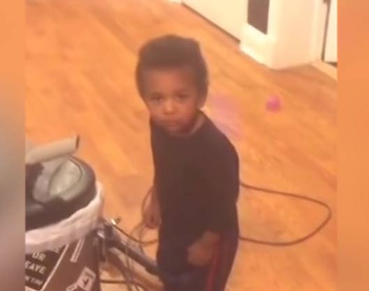 فيديو : عند الوقوع في مشكلة يتحول إلى تمثال