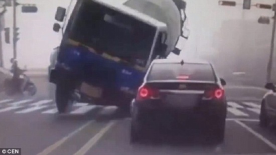 شاهد..  شاحنة خلاط إسمنت تسحق سيارة داخلها ثلاث نساء