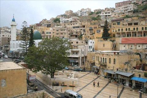 محاضرة للبخيت في معسكرات الحسين للعمل والبناء في البلقاء