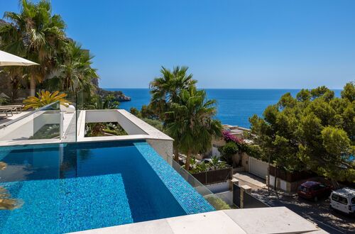 Luxury villa in the second line of the sea with an infinity pool and spectacular sea views