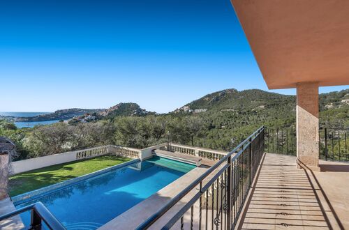 Villa with harbour views and approved new house project