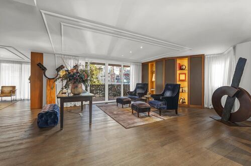 Spacious and elegant apartment with designer furniture in an exclusive building