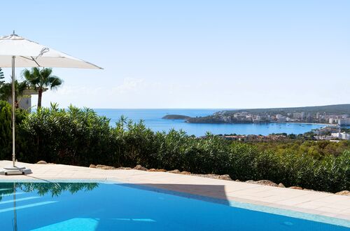 Modern villa with spectacular views of the sea and bay