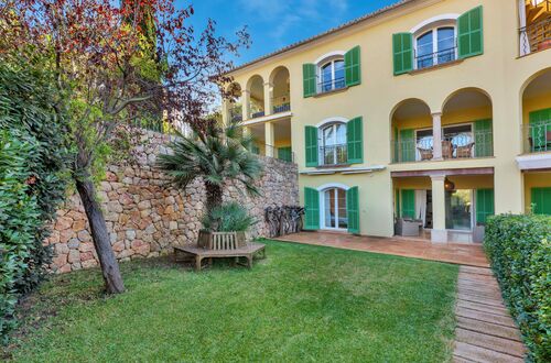 Beautiful and spacious garden apartment in sought after community in Bendinat