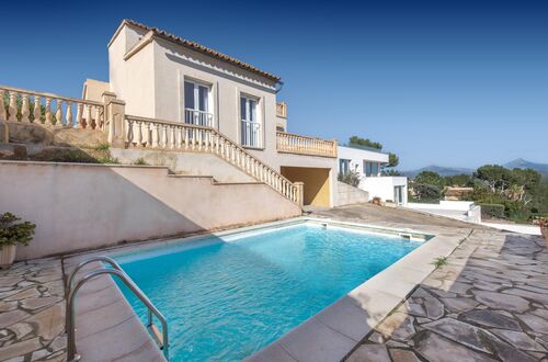 Panoramic villa with pool in a peaceful green setting