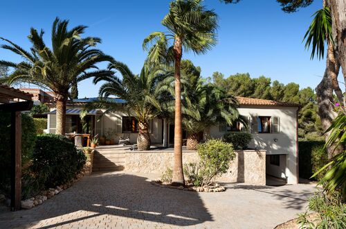 Well-maintained villa in an elegant residential area