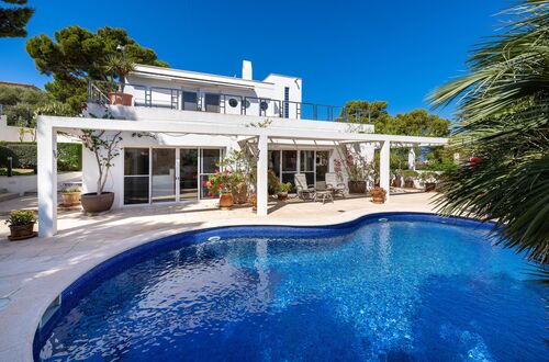Exclusive estate featuring two villas and sea views