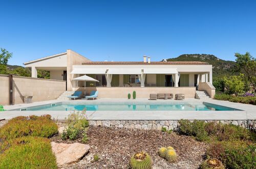 A unique property complex in Es Capdellà – a modern villa and a historic finca