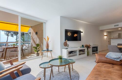 Refurbished apartment in community with sea access