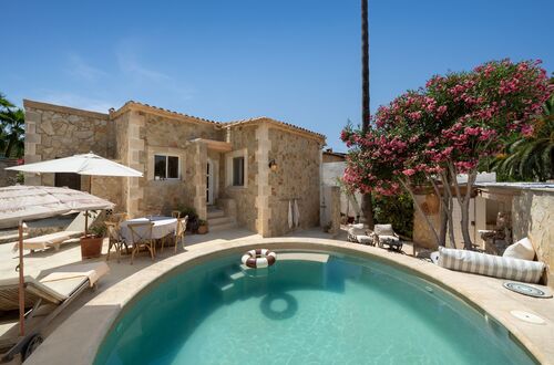 Charming Mediterranean villa with guest house and direct access to green area