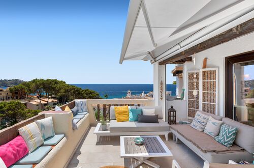 Luxurious sea-view penthouse – living in an iconic Pedro Otzoup development