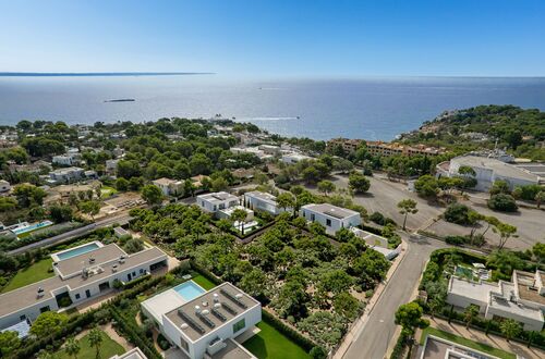 Newly built villa in a quiet location with multiple terraces and flat garden with pool