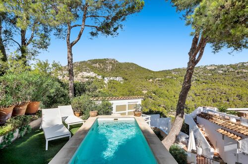 Mediterranean house with views of the harbour and mountains