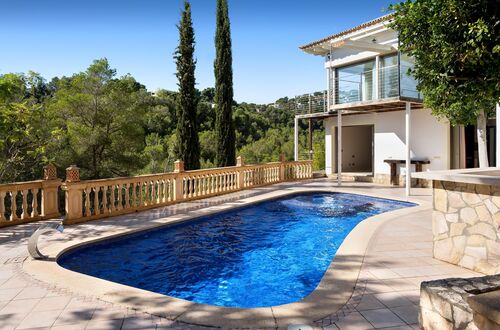 Villa with lots of potential and views of the sea