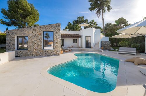 Luxury bungalow-style villa with sea views in Santa Ponsa