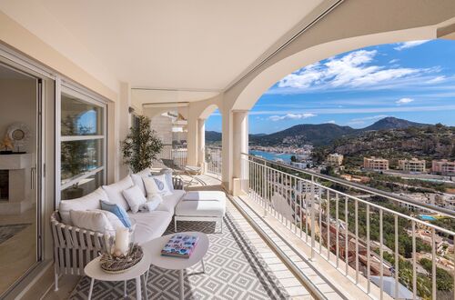 Modern apartment with stunning harbour and sea views