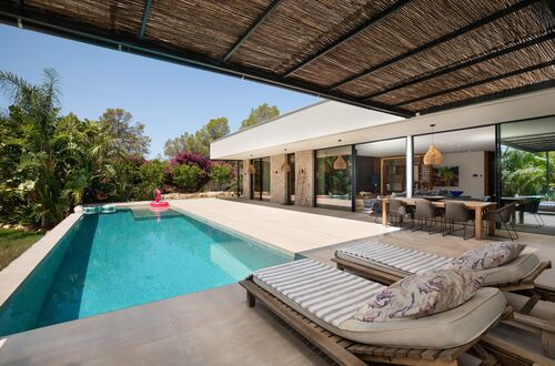 Single-level elegance – Exclusive bungalow villa in sought-after beachfront location