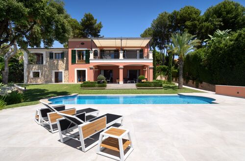Completely refurbished sea view villa with exceptional outdoor living