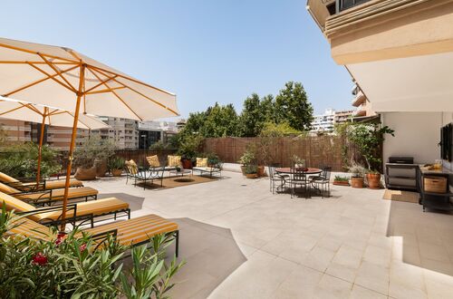Elegant renovated Apartment with exceptional terraces in a prime location