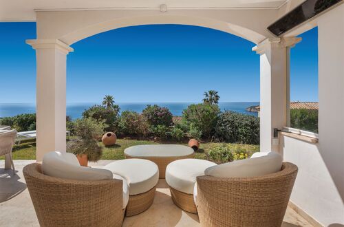 High-quality renovated sea view apartment in a prime location