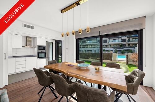 Sunny 3-bedroom garden apartment just minutes away from the beach