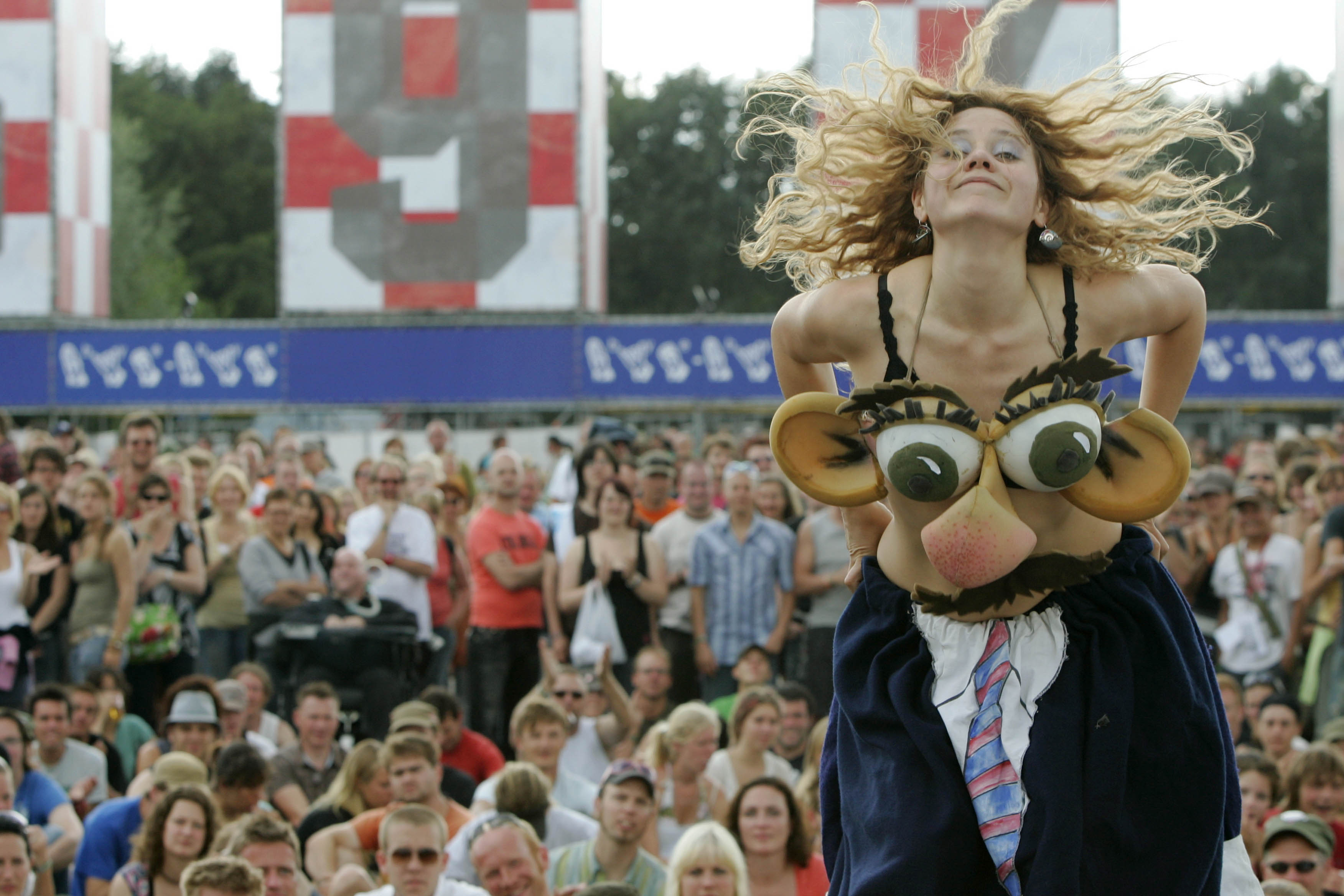 Een vrouw in een mannenkostuum.