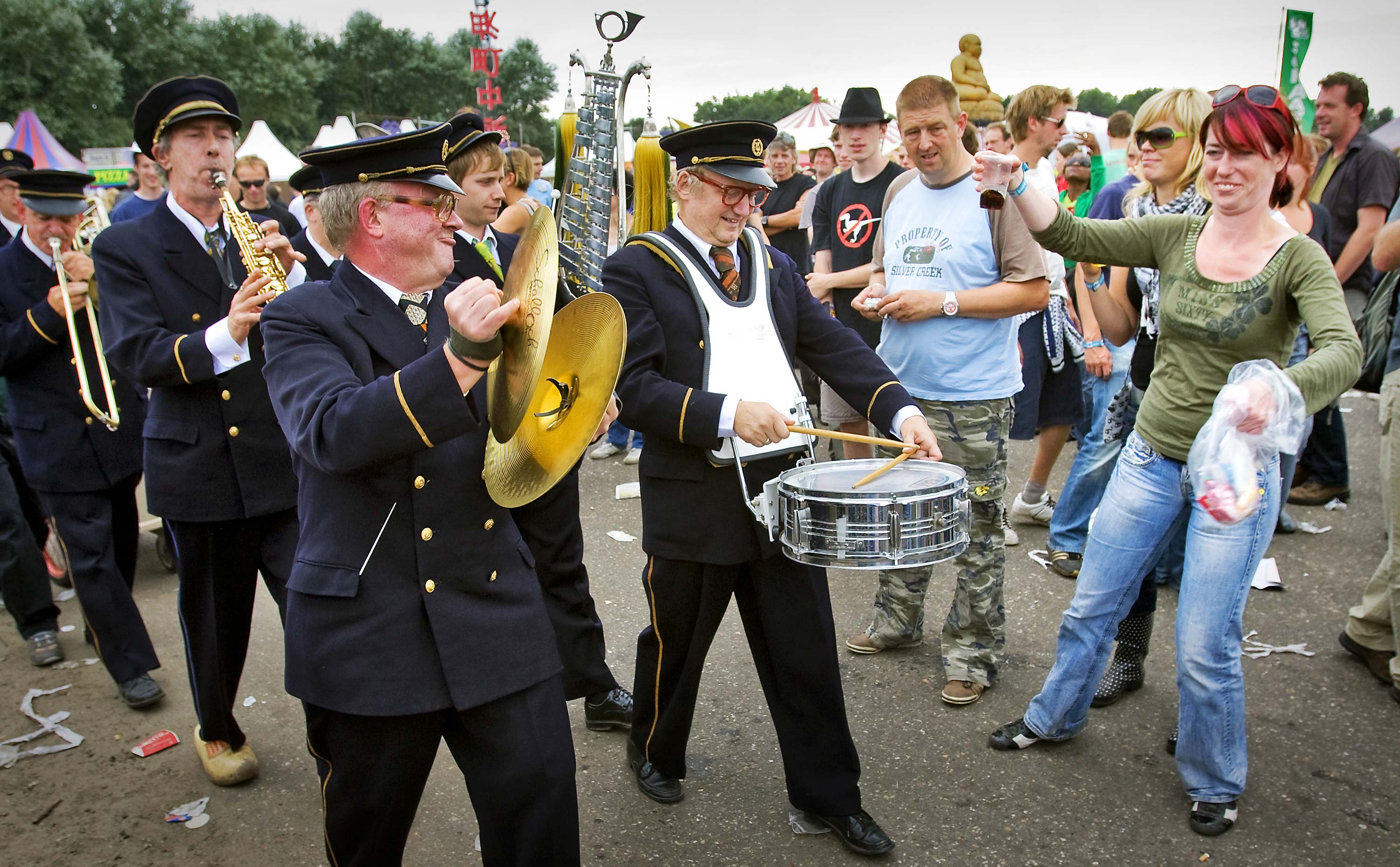 Een bandje wandelt door de menigte in 2008.