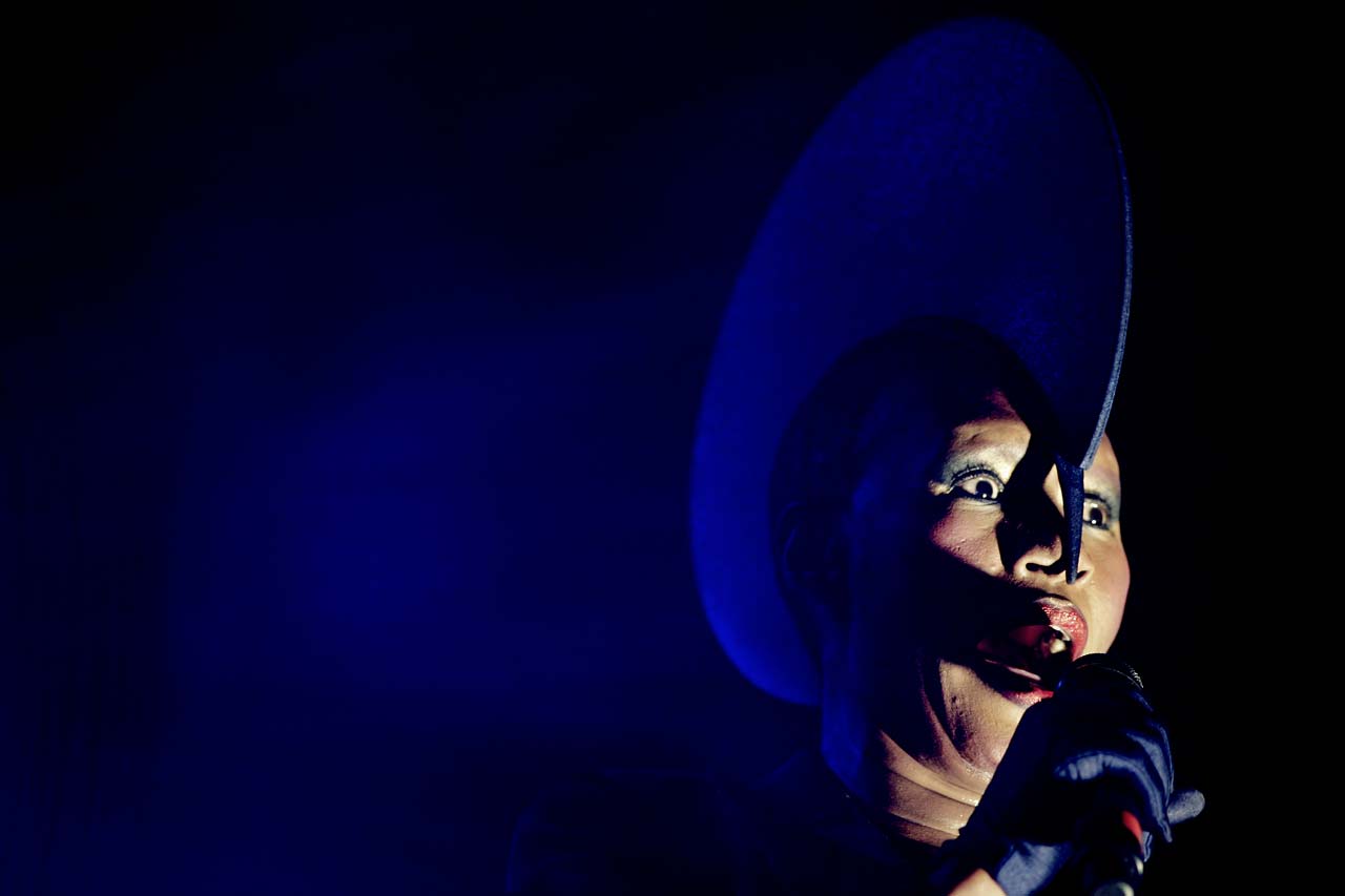 Grace Jones zingt.