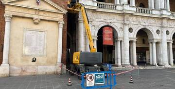 Basilica Palladiana, in corso i lavori di pulizia del guano, disinfestazione e installazione dei nuovi dispositivi antipiccione
