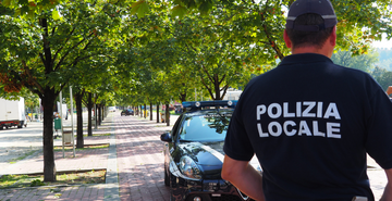 Polizia locale, fermato dopo un inseguimento: sequestrati 31,5 grammi di marijuana