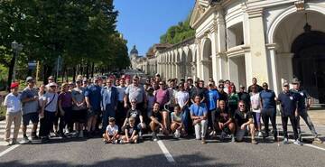 Volontari alpini, americani e dell’Ordine di Malta al lavoro per la pulizia dei portici di Monte Berico in vista dell’8 settembre