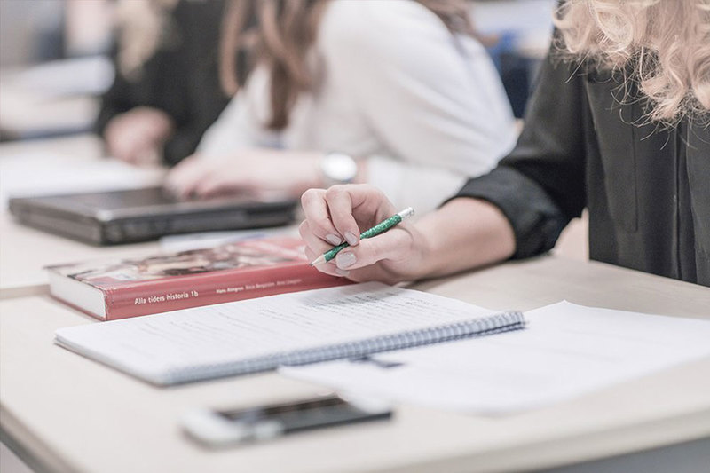 Lärarbristen plåstras om av pensionärer