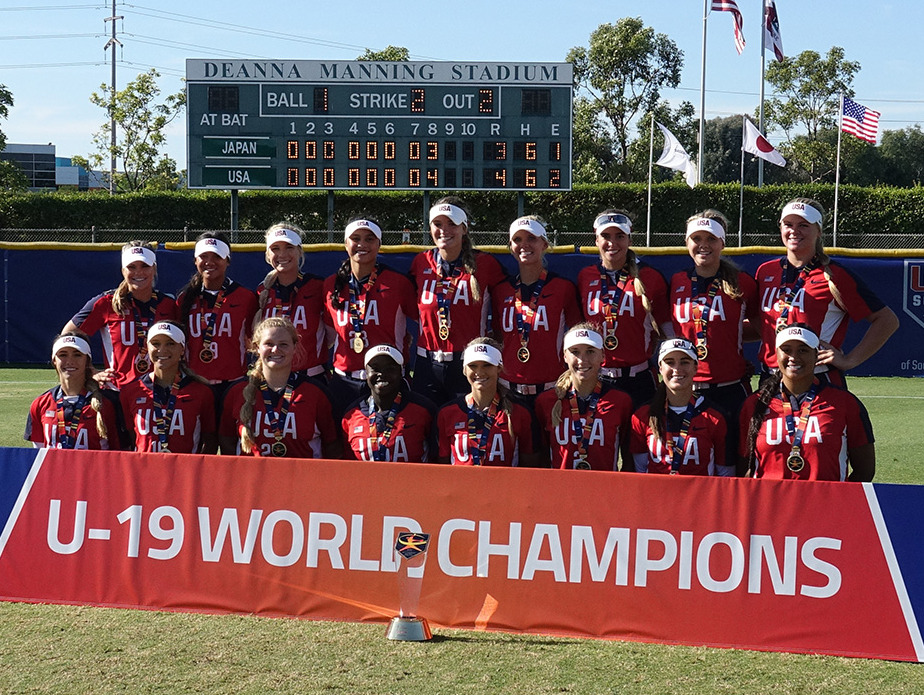 Hace un año: EE. UU. Tres veces Campeona Mundial de Softbol Femenino Sub-19