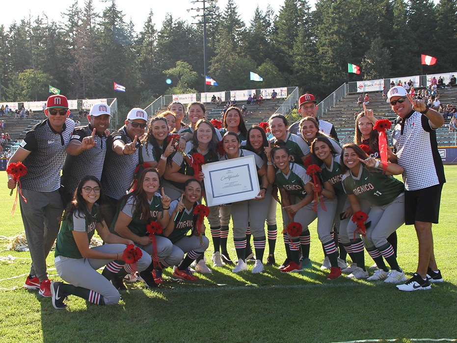Mexican National Softball Team, Fernando Valenzuela honoured with nation's top sports award
