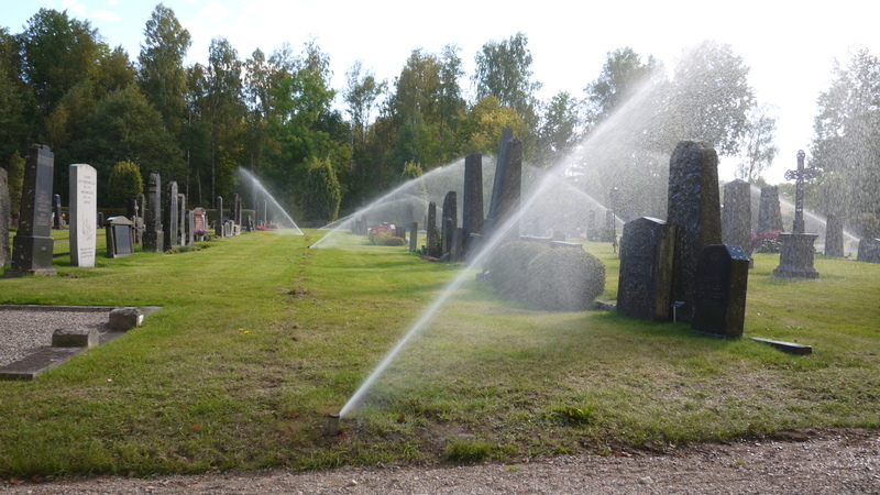 Bevattningsanläggning med pop-up spridare igång på Ryds kyrkogård.
