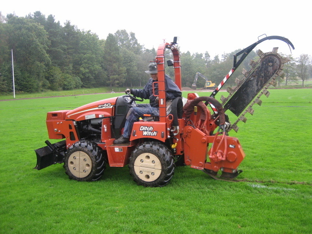 Bevattning monteras på fotbollsplan med hjälp av grävare vilket gör att ingreppet blir minimalt och planen snabbt är spelklar igen.