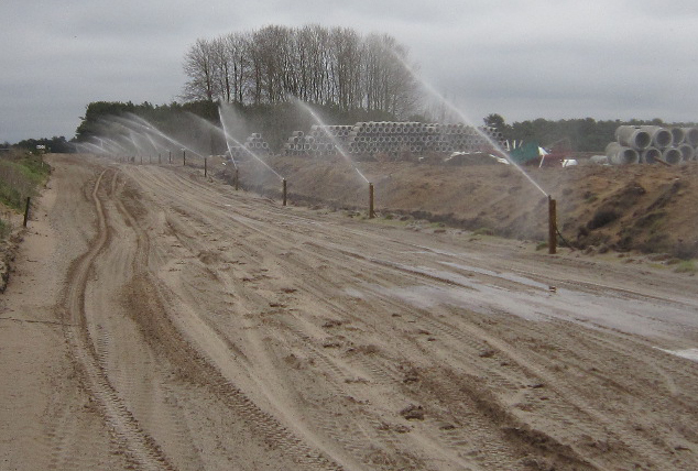 Waterboys AB bevattnar oftast travbanor med hjälp av slagpendelspridare.