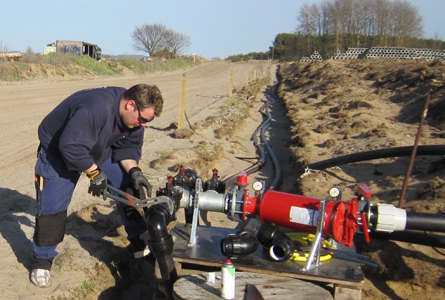 Man installerar filtermontage jämte travbanan, för att det inte ska komma in sand och smuts i systemet.