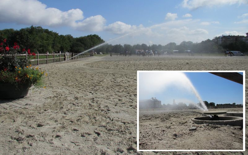 Bevattning Malmö City Horse Arena Waterboys AB är stolta leverantörer av bevattning till den stora utomhusarenan Malmö City Horse Arena, en unik anläggning mitt i Malmö. Den stora paddocken kräver mycket bevattning och för att kunna bevattna hela ridbanan installerade vi pop-up-spridarna direkt monterade nere i betongbrunnar.