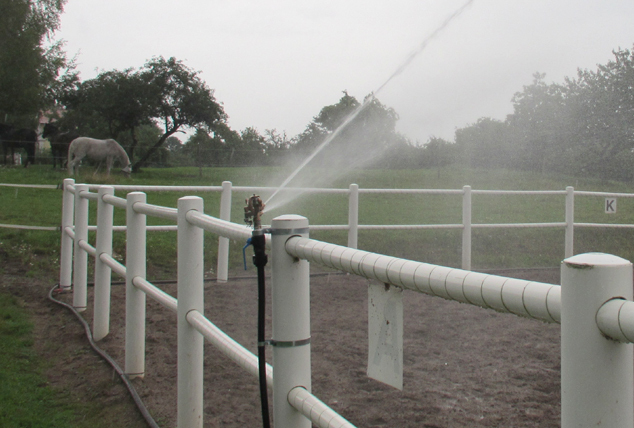 Bevattning med slagpendelspridare paddock Bevattning med slagpendelspridare på staket i paddock.